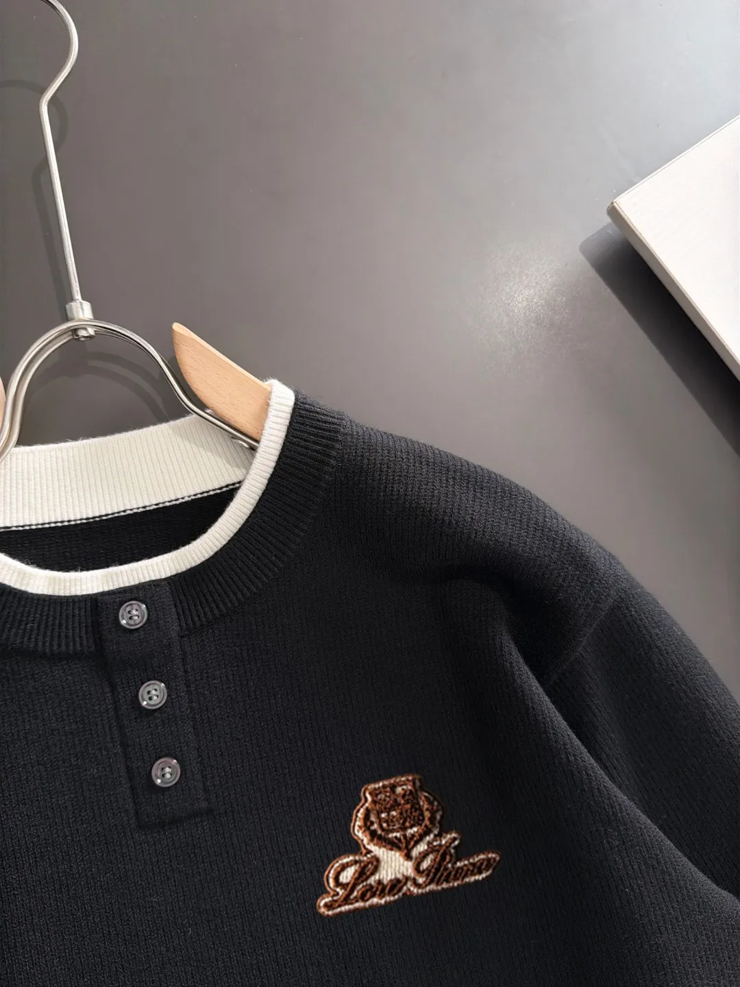 Next day shipping LP 2041 official website latest autumn and winter sweaters, hot sale at the counter simultaneously! Specially made of wool blended fabric. It feels comfortable and can be directly in contact with the skin. The logo badge is exquisitely embroidered, which is extremely eye-catching! The details highlight the fashionable charm of big brands. Exquisite workmanship. Three-dimensional cutting style. The wearing effect is invincible and handsome! All three standards are complete! Sizes:M-3XL
